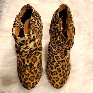 Glaze Leopard booties. Size 7.5. ✨️